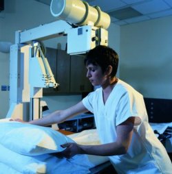 Traveling radiologic technologists earn more in West and East coast states.